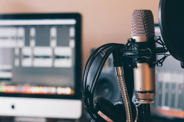 Making Money with Podcasting: Turning Your Passion into Profit Making Money with Podcasting
